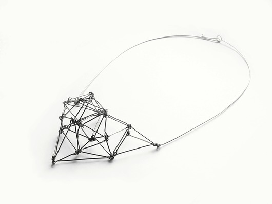 Krótki geometryczny naszyjnik ze stali mosko