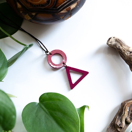 wisiory Bordowy wisiorek kółko i trójkąt z żywicy epoksydowej 4,3 cm handmade