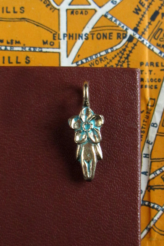 wisiory Brązowa zawieszka wróżka Niezapominajka