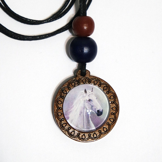 wisiory Drewniany naszyjnik - Biały koń