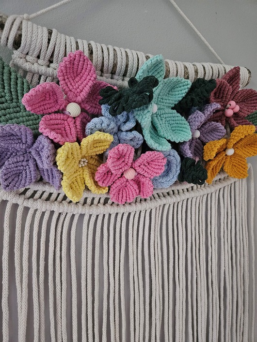 Ozdoby na ścianę Makrama ścienna w stylu boho, ozdobiona kolorowymi kwiatami