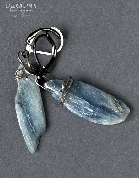 kolczyki z kamieniami Kianit (cyjanit) w unikatowych kolczykach handmade PREZENT z klasą