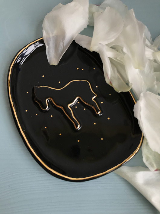 Ceramiczny talerzyk Koń czarny ELEMTHEBRAND