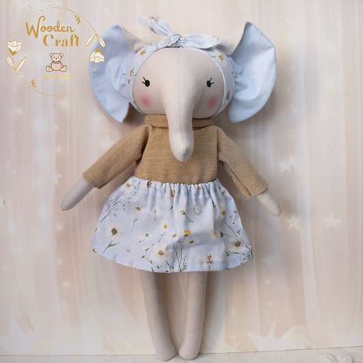 misie i maskotki Słonik Wiki przytulanka w beżowym sweterku błękitnej spódniczce z opaską