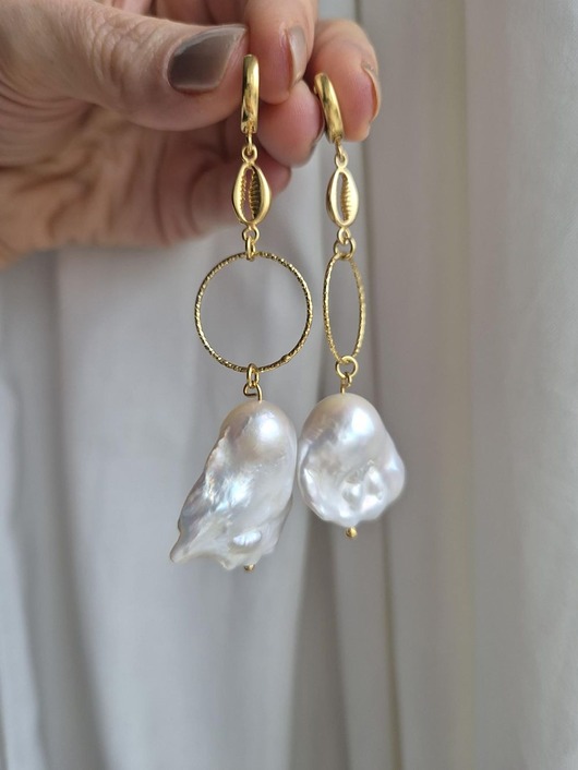 kolczyki pozłacane Bardzo długie kolczyki pozłacane ślubne z perłami barokowymi i muszlami