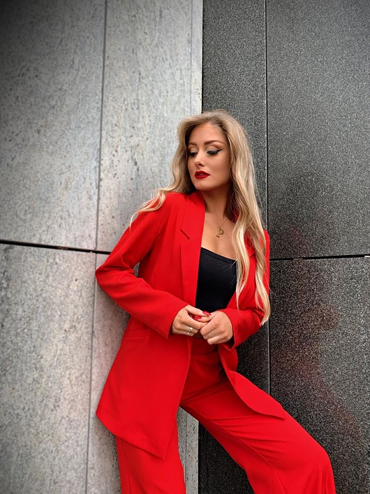 Czerwona marynarka damska yolo look
