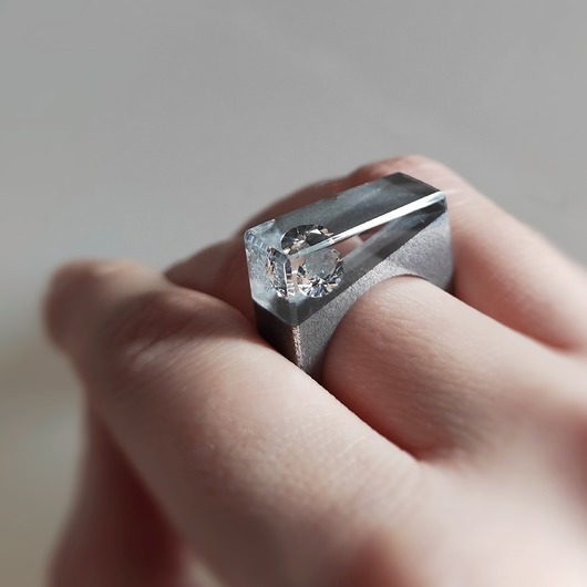 pierścionek z żywicy Minimalistyczny szary pierścionek z cyrkonią