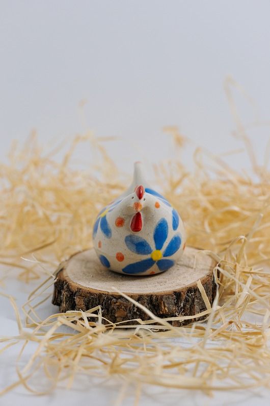 ozdoby wielkanocne Kurka w niebieskie kwiatki i kropki