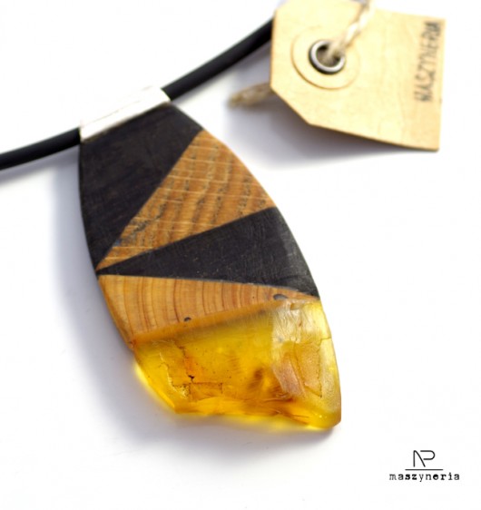 Wood&Amber Wisior Amulet Maszyneria