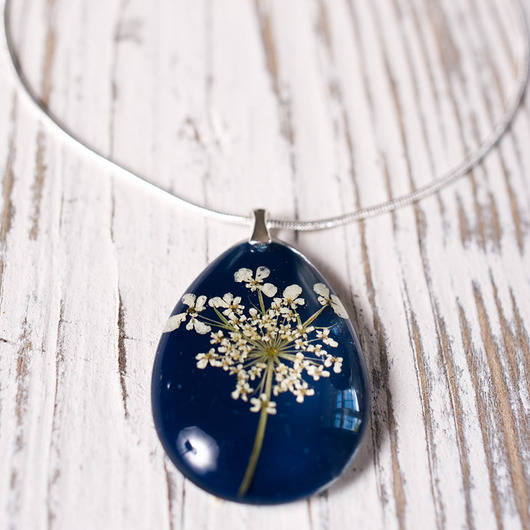 Naszyjnik z białymi kwiatkami w żywicy So Jewelry