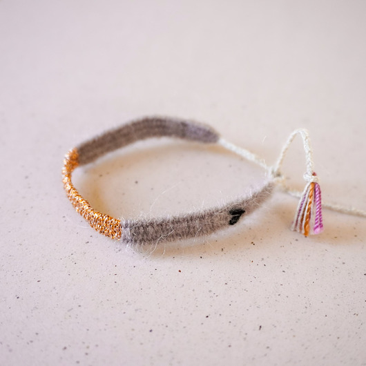 bransoletki na sznurku Włóczkowa bransoletka z błyszczącym środkiem i haftowanym serduszkiem