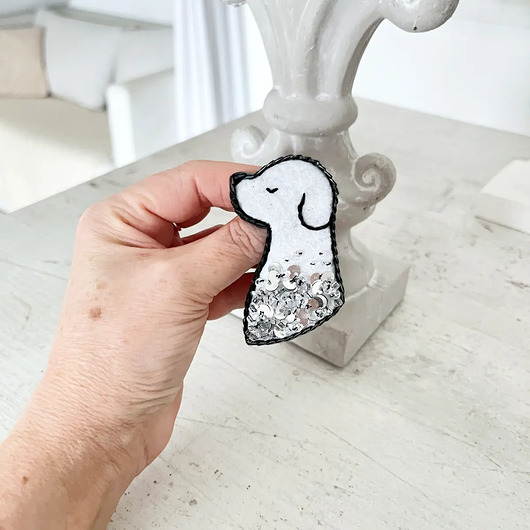 broszki Broszka PIES 7 ręcznie haftowana przypinka