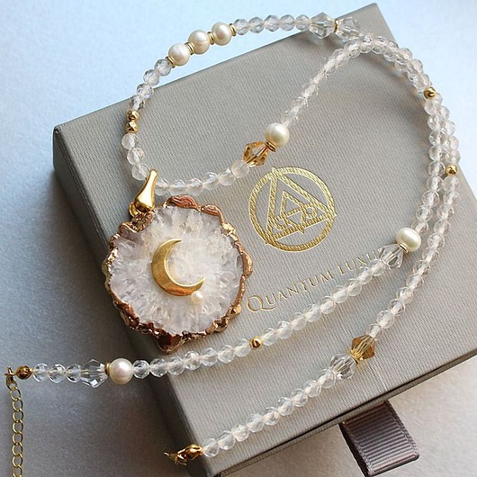 wisiory Unikatowy Choker z druzą kryształu górskiego i księżycem