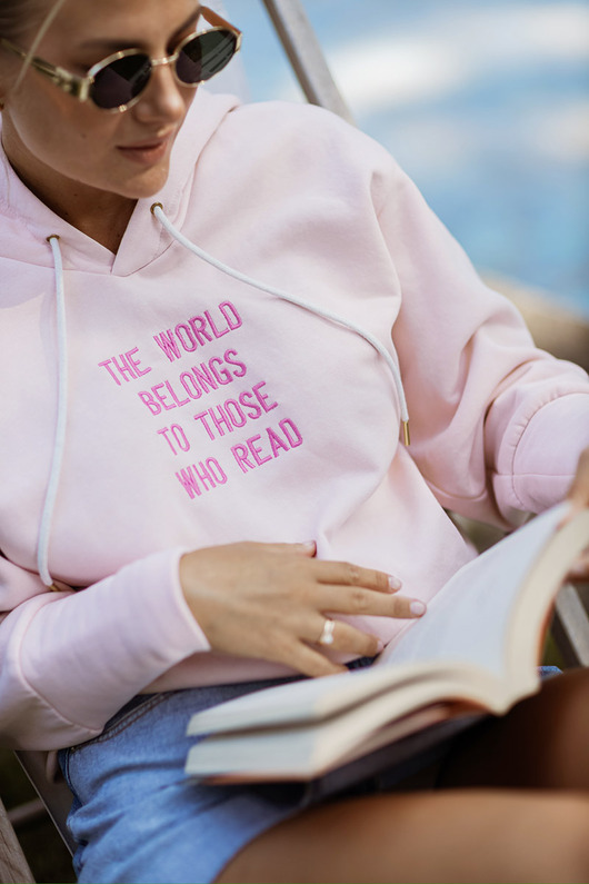 bluza z kapturem damska Bluza z haftem The world belong to those who read