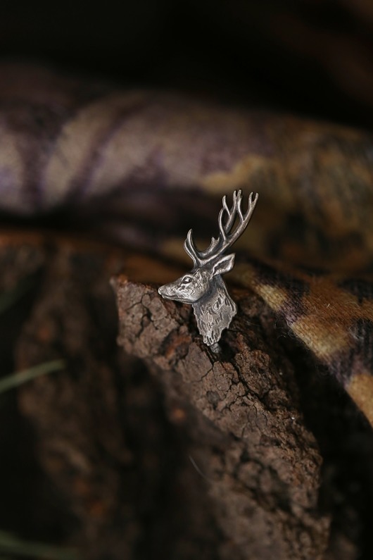 broszki Mini broszka pin z jeleniem ze srebra