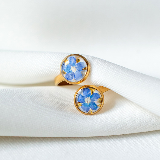 pierścionek z żywicy Pierścionek z niezapominajkami