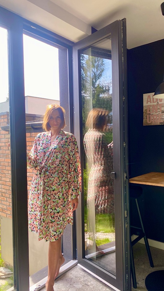 szlafroki damskie Szlafrok narzutka kimono w drobne kwiaty na czarnym