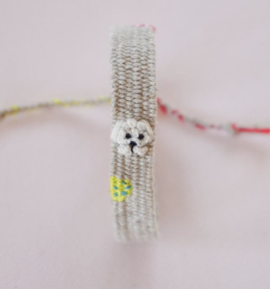 bransoletki na sznurku Bransoletka handmade z haftem ręcznym - pudelek