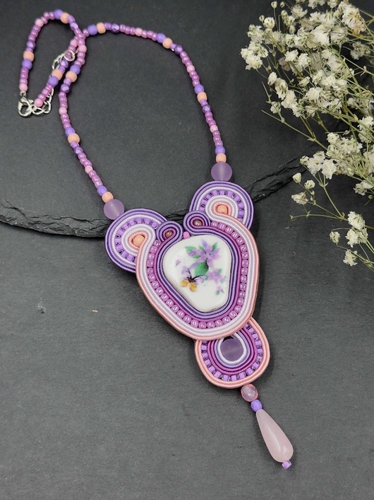 wisiory Pastelowy naszyjnik sutasz z motywem kwiatowym