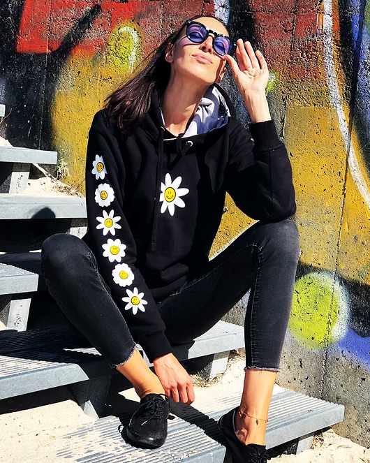 bluza z kapturem damska Czarna bluza z kapturem damska oversize z kwiatkami na rękawach