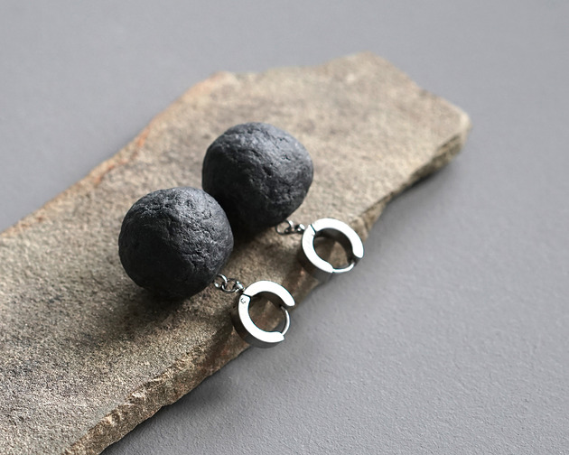 kolczyki - inne Wiszące kolczyki kuleczki z masy papierowej