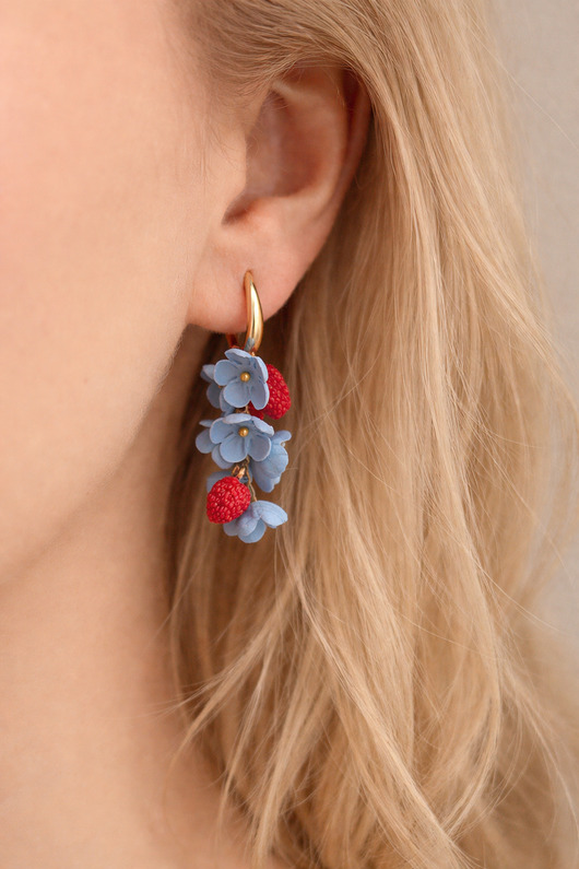 kolczyki z masy plastycznej Kolczyki z truskawkami i niezapominajkami. Handmade