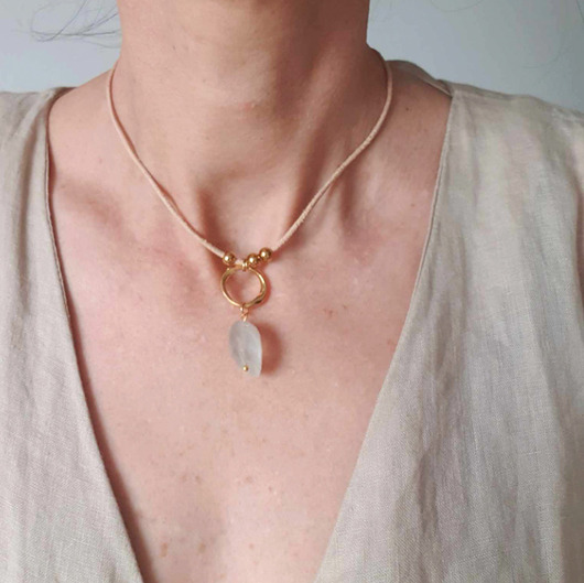 chokery Naszyjnik / choker z kamieniem księżycowym, na rzemyku, mosiądz złocony