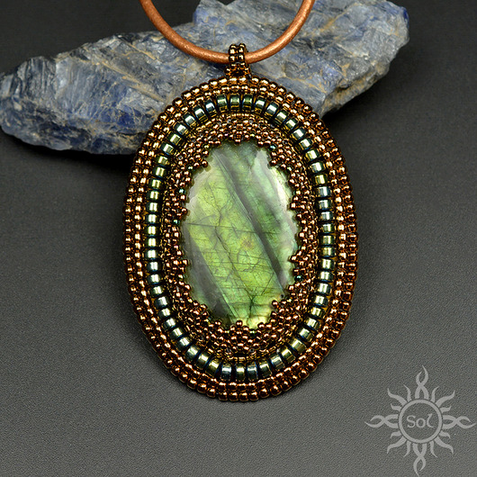 wisiory Alfatre, wisior z labradorytem, haft koralikowy, beading