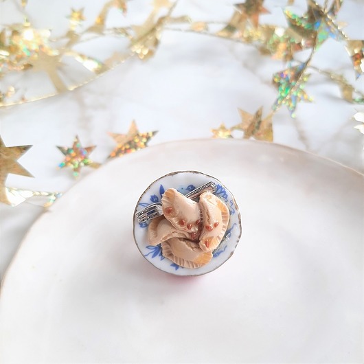 pierścionki - różne Pierścionek talerz z pierogami