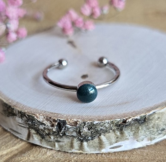 pierścionek z żywicy Pierścionek srebrny zielone oczko zielony minimalistyczny żywica brokatowy