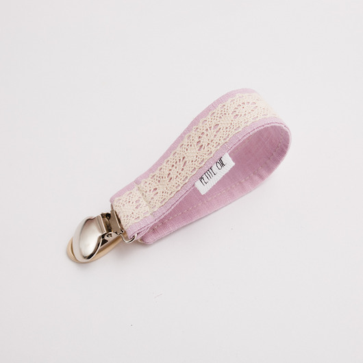 Zawieszka do smoczka Lawenda+ Koronka_B2 PETITE OIE