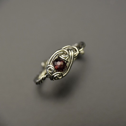 Pierścionek regulowany granat wire wrapping Agata Rozanska
