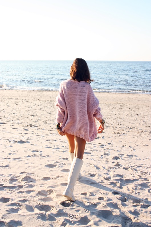 swetry damskie  Sweter handmade oversize  z wełną  pudrowy róż