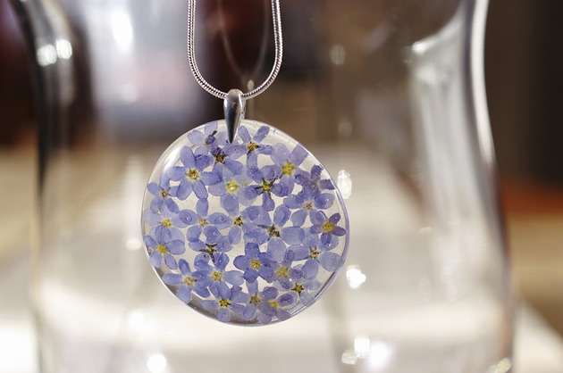 Naszyjnik z niezapominajkami w żywicy So Jewelry