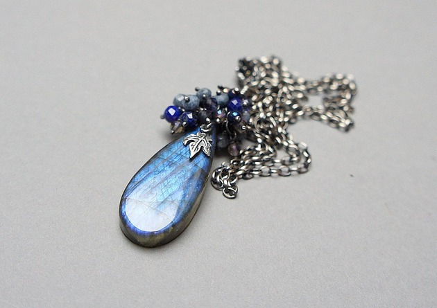 wisiory Mroczne sekrety vol. 8 naszyjnik