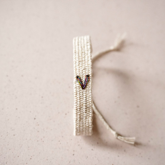 bransoletki na sznurku Tkana bransoletka z bawełny i lnu z haftowanym tęczowym serduszkiem