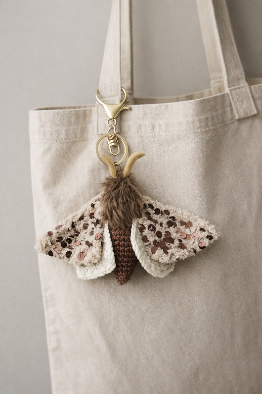 dodatki - różne Motylek Ćma beżowo-brązowa z cekinami mały objekt decoracyjny