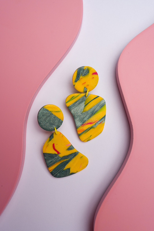 kolczyki z masy plastycznej Asymetryczne kolczyki w marmurkowy wzór