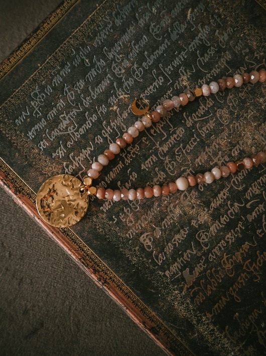 chokery Naszyjnik z młotkowaną monetą