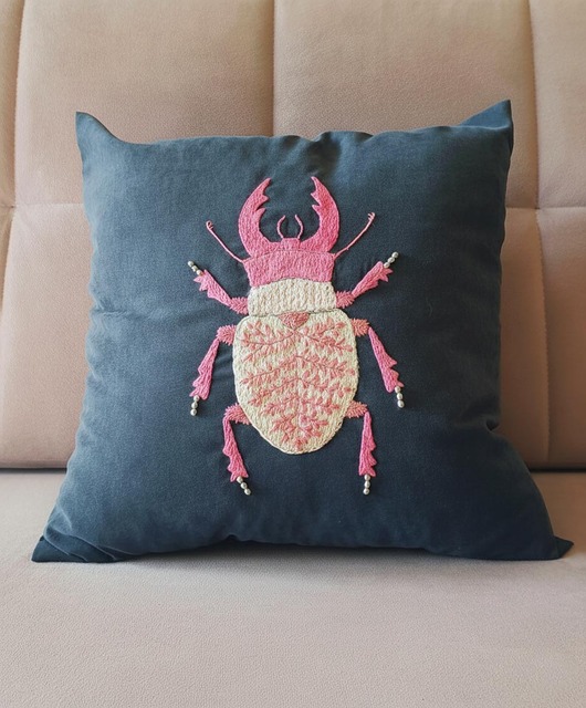 poduszki, poszewki - różne Poszewka z haftem chrząszcza - tajemnica liści.