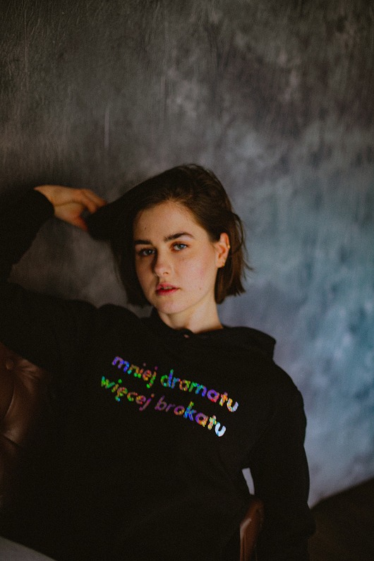 bluza z kapturem damska tszrt - Bluza Mniej Dramatu Więcej Brokatu