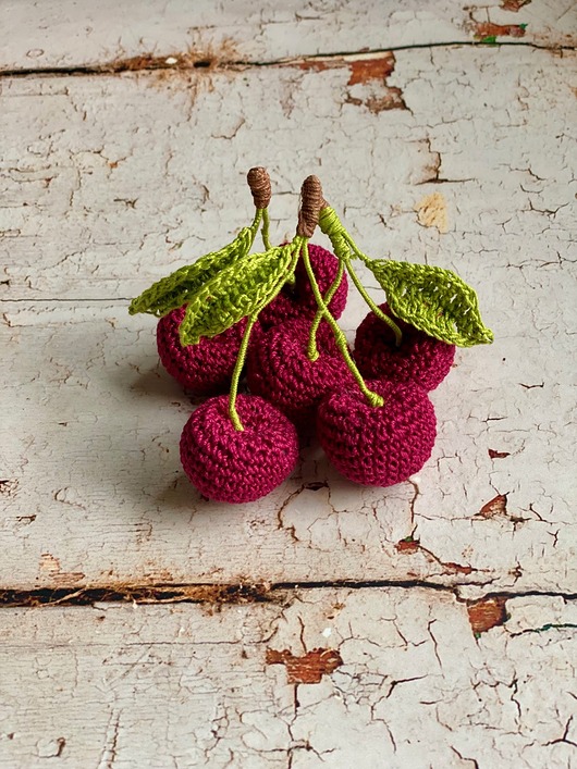 zabawki - inne Szydełkowe wiśnie z liściem