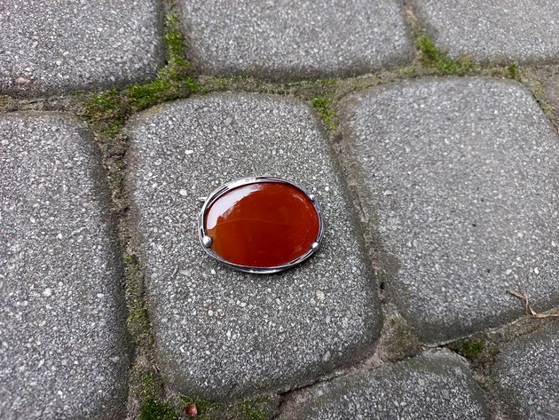 Onyks na pomarańczowo - broszka po drugiej stronie lustra