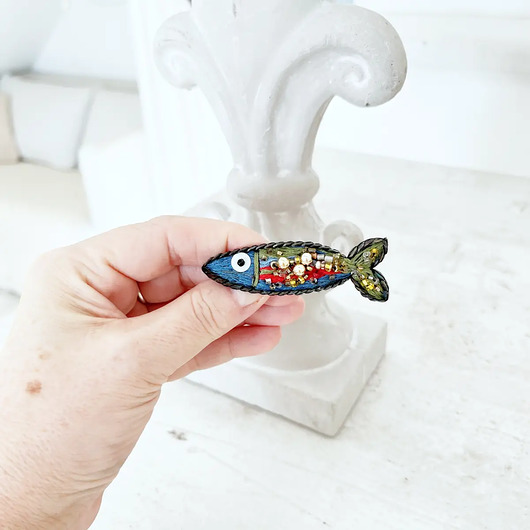 broszki Broszka RYBKA 46 śledzik ręcznie haftowana przypinka morska