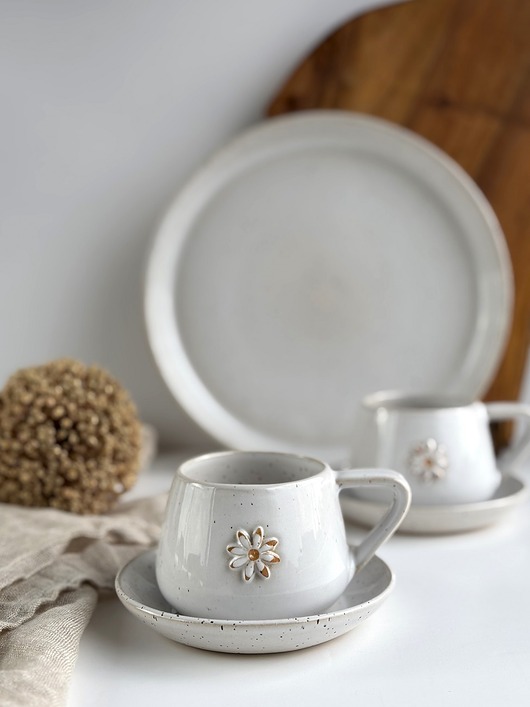 filiżanki Taca / Patera + 2 białe filiżanki ceramiczne - Piegi ze stokrotką