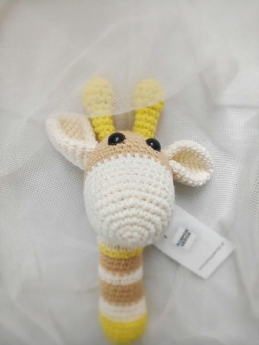 Grzechotka - szydełkowa żyrafa Pompon Design