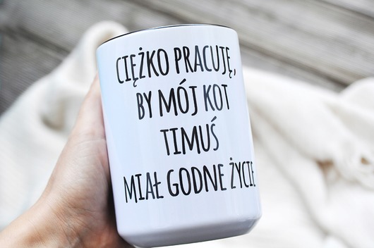 kubki Ciężko pracuje by mój kot, kubek z imieniem