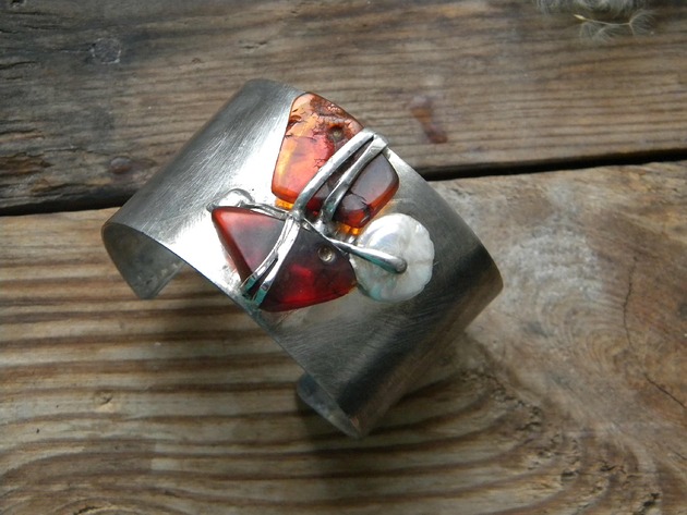 bransoletki wire wrapping Koniakowe bursztyny z perłą -  bransoleta mankiet CUFF