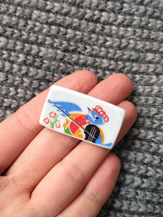 broszka ptak grający na skrzypcach biżuteria z talerzy