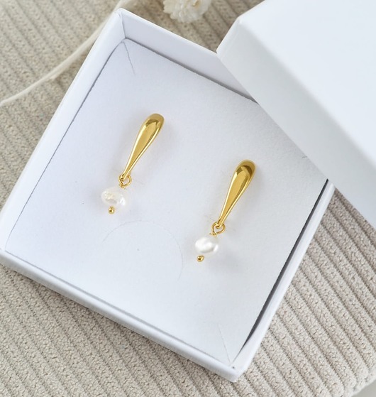 kolczyki z kamieniami Kolczyki z naturalną perłą i podłużnym zapięciem